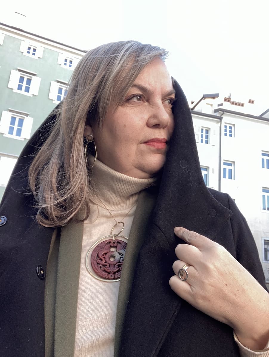 Jade — giada rossa scura indossata